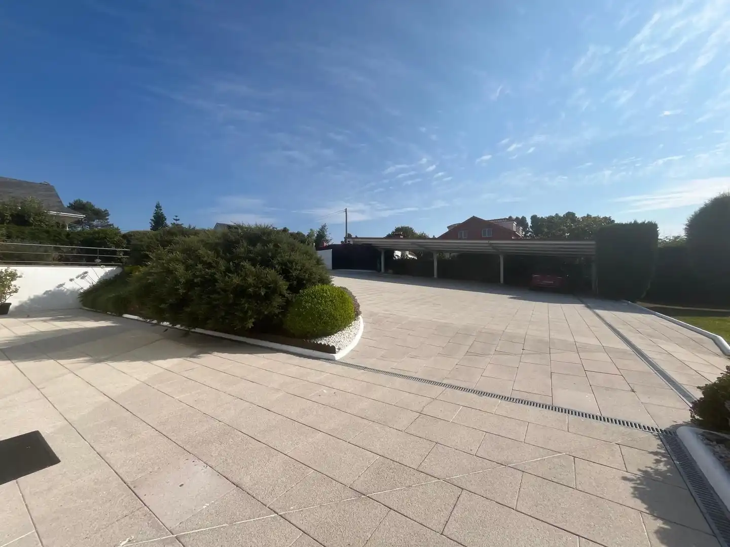 Aparcament de Casa o xalet en venda en Oleiros amb Calefacció, Jardí privat i Terrassa