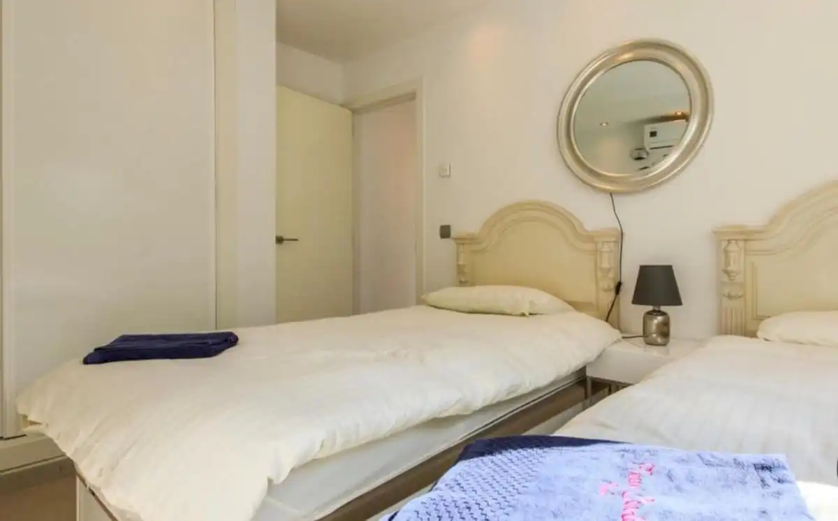 Habitación de Casa o chalet de alquiler en Estepona con Aire acondicionado, Piscina y Amueblado