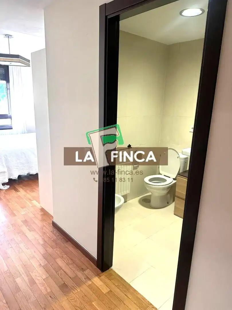 Bany de Pis en venda en Oviedo  amb Calefacció, Parquet i Traster