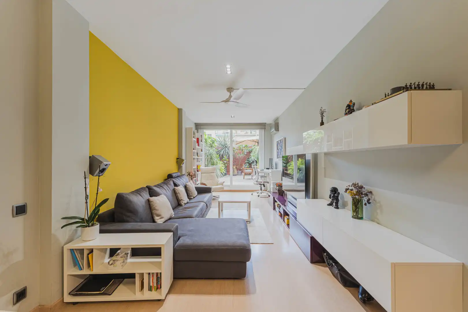 Living room of Flat for sale in  Barcelona Capital  with Air Conditioner, Heating and Private garden