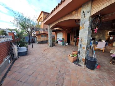 Xalet amb piscina en venda a Santa Perpètua de Mogoda
