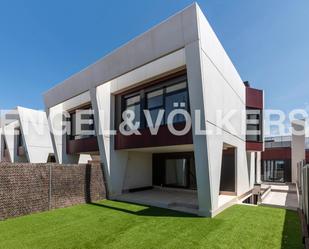 Exterior view of Single-family semi-detached to rent in Boadilla del Monte  with Air Conditioner, Heating and Private garden