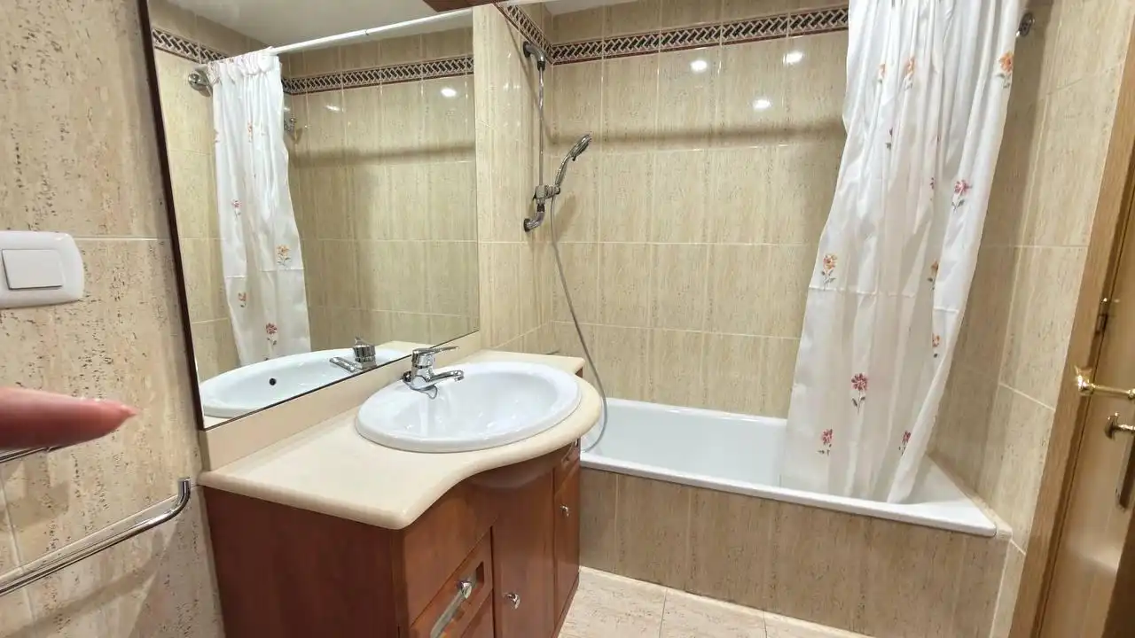 Bathroom of Flat for rent in Alicante / Alacant  with Air Conditioner, Terrace and Furnished