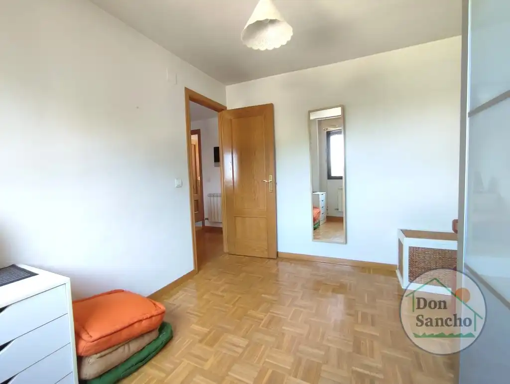Habitación de Casa adosada en venta en Viana de Cega con Calefacción, Jardín privado y Terraza