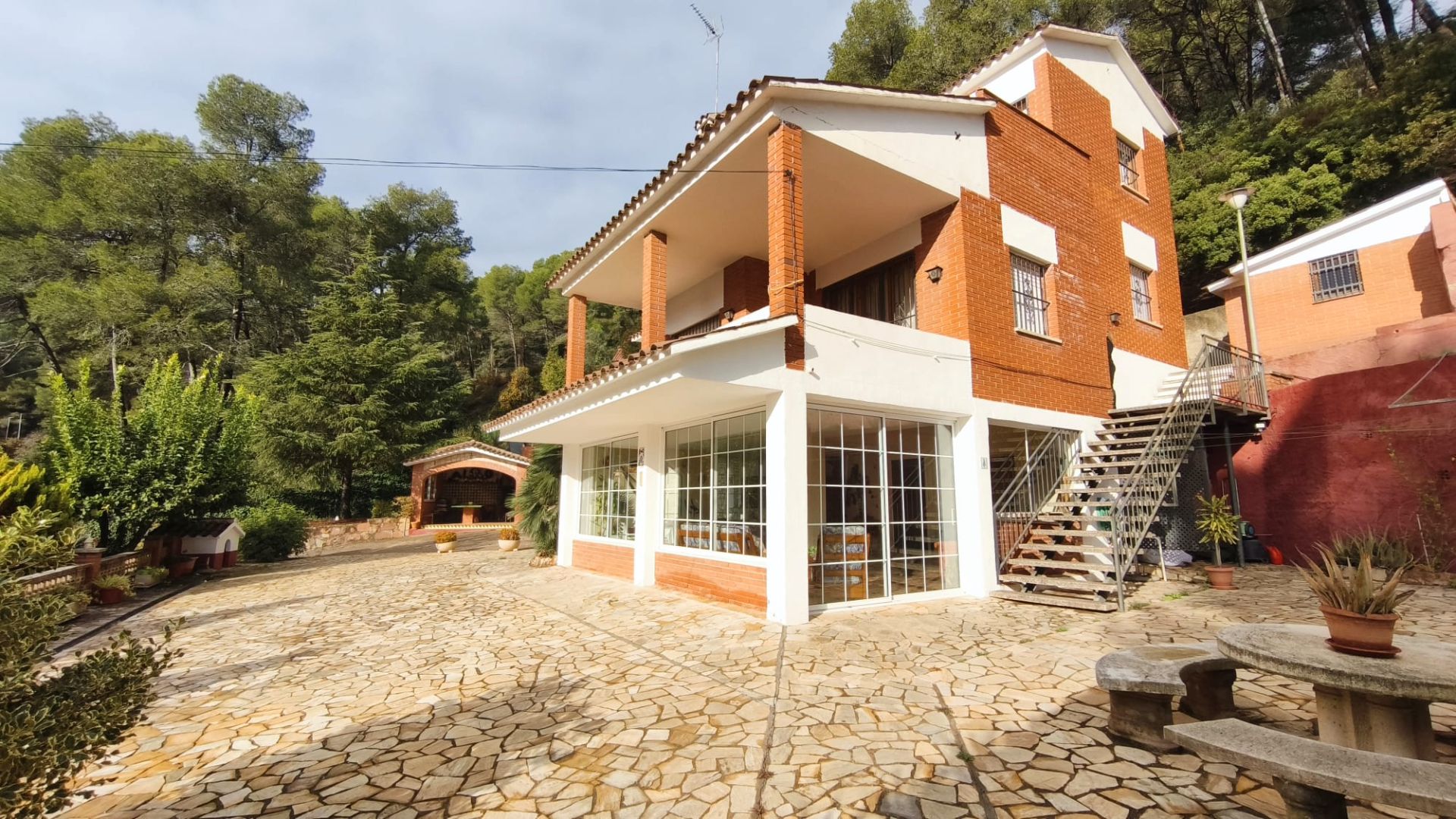 Vista exterior de Casa o xalet en venda en Cervelló amb Jardí privat, Terrassa i Piscina