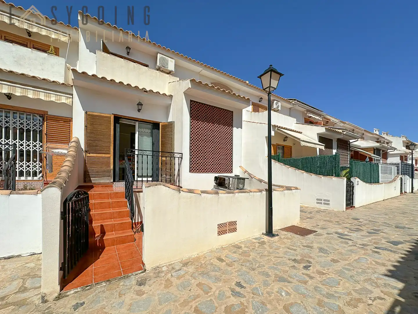 Außenansicht von Einfamilien-Reihenhaus zum Verkauf in Santa Pola mit Klimaanlage, Terrasse und Gemeinschaftspool