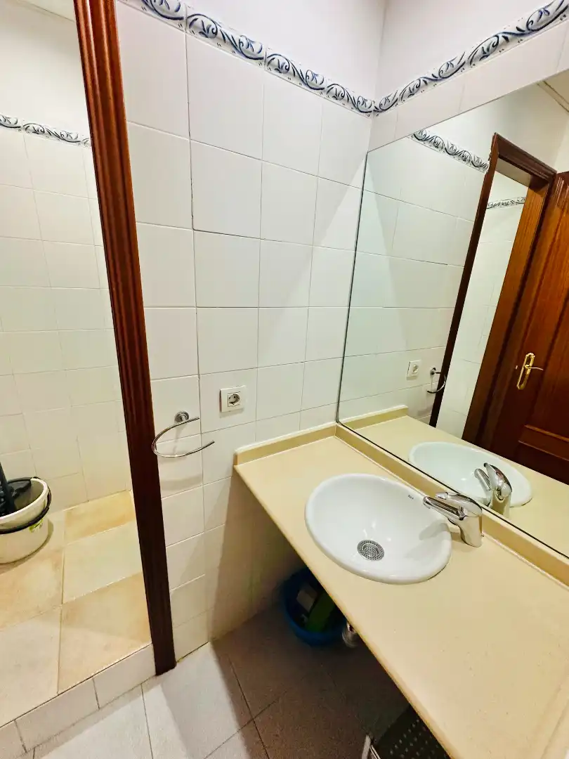 Bathroom of Study for rent in Granada  with Air Conditioner, Heating and Parquet flooring