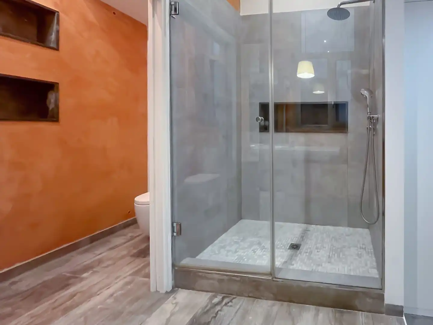 Badezimmer von Wohnung zur Miete in Sevilla mit Klimaanlage, Heizung und Abstellraum