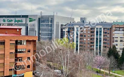 Vista exterior de Àtic en venda en León Capital  amb Calefacció, Parquet i Terrassa