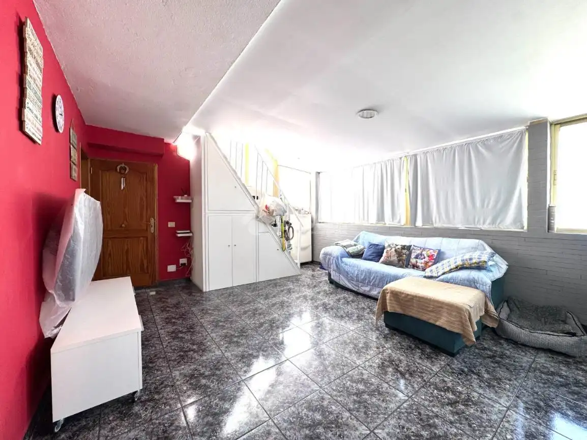 Sala d'estar de Casa adosada en venda en Las Palmas de Gran Canaria amb Traster i Balcó