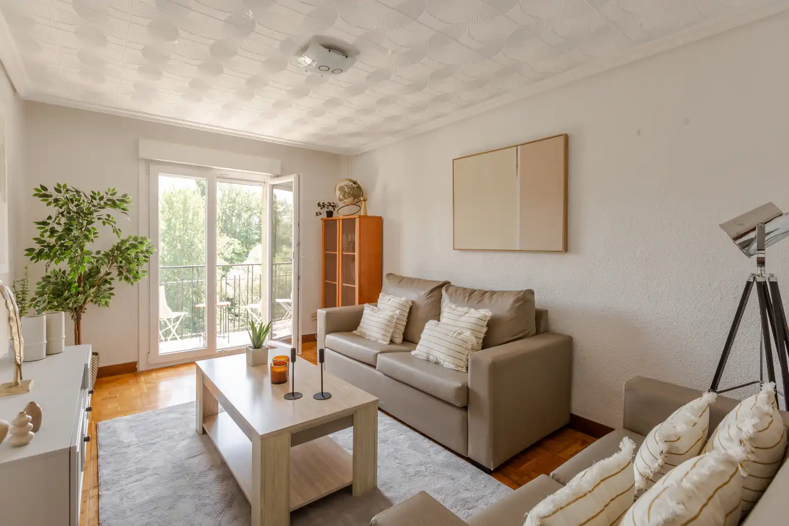 Sala de estar de Piso en venta en  Pamplona / Iruña con Calefacción, Parquet y Balcón