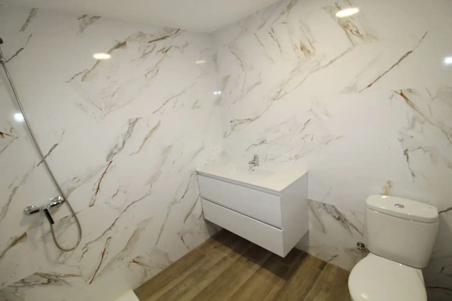 Bathroom of Flat for sale in Ciudad Real  with Air Conditioner, Heating and Terrace