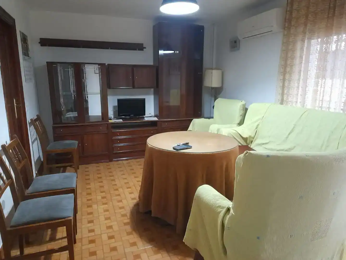 Sala d'estar de Casa adosada de lloguer en Alcántara amb Aire condicionat i Moblat