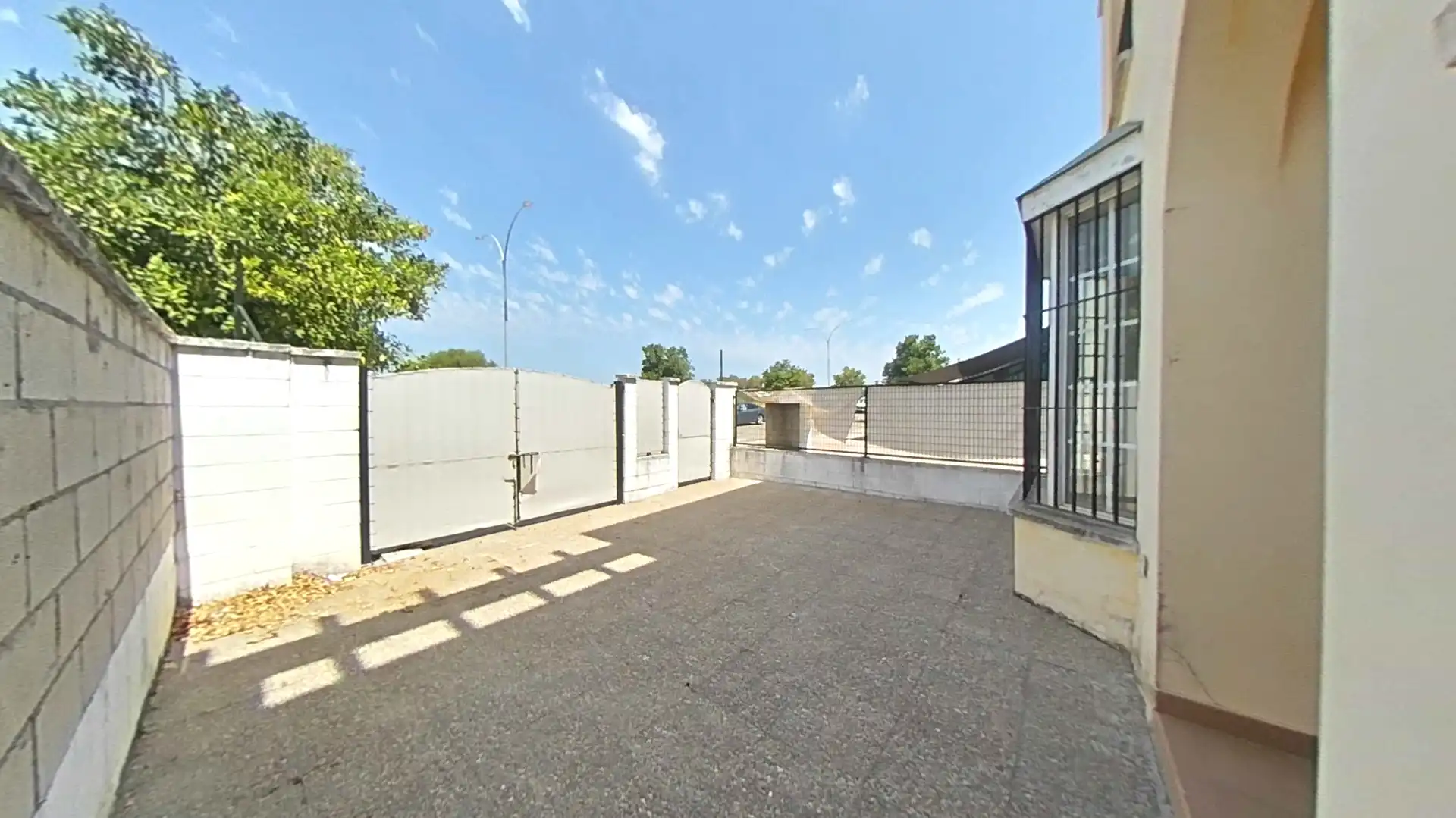 Vista exterior de Casa adosada en venda en Gerena amb Traster i Balcó