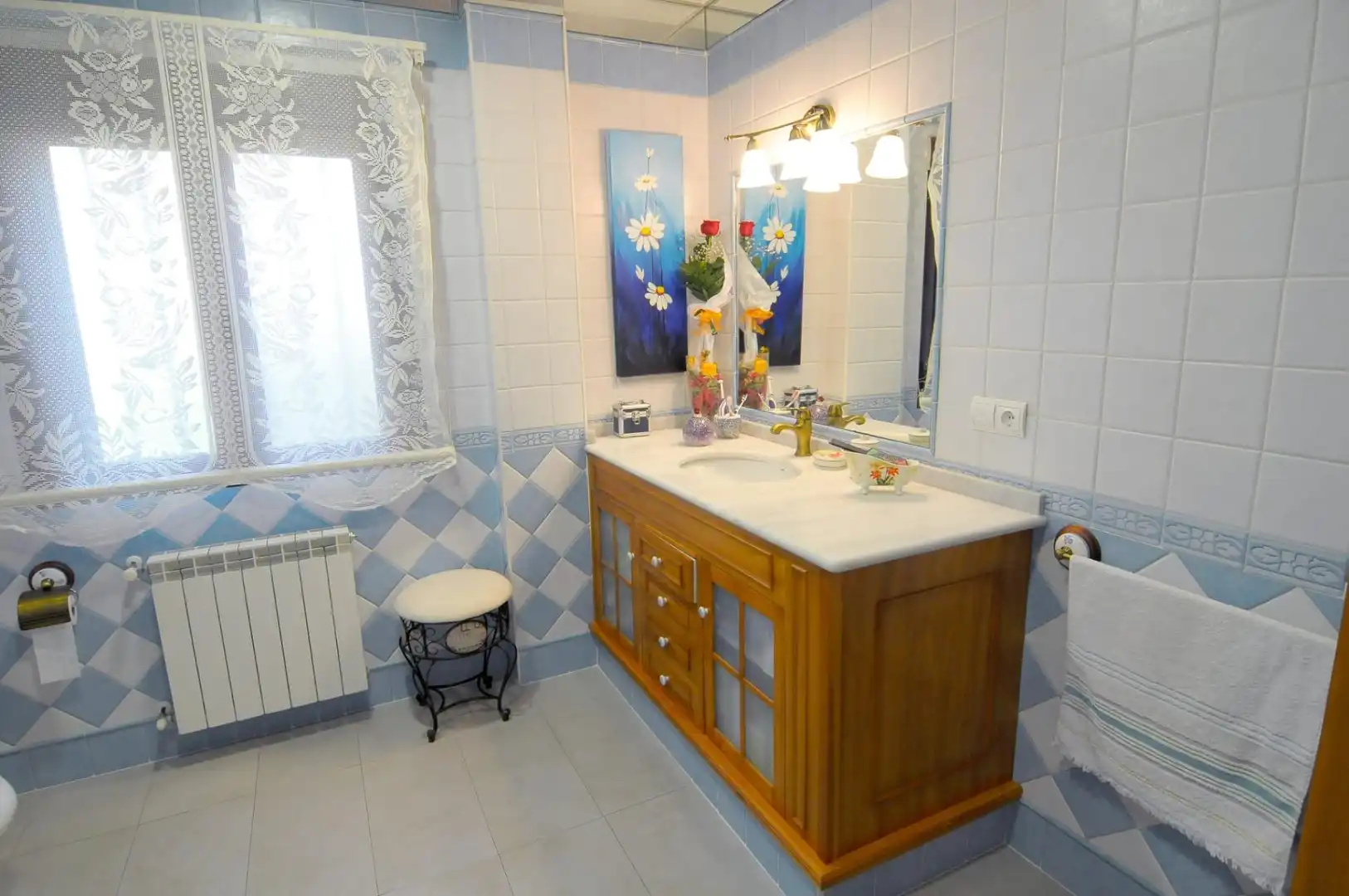 Bany de Casa o xalet en venda en Valdepeñas amb Terrassa, Piscina i Moblat