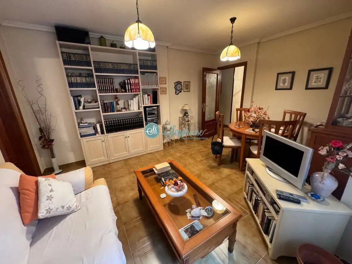 Sala de estar de Piso en venta en Segovia con Calefacción, Terraza y Trastero