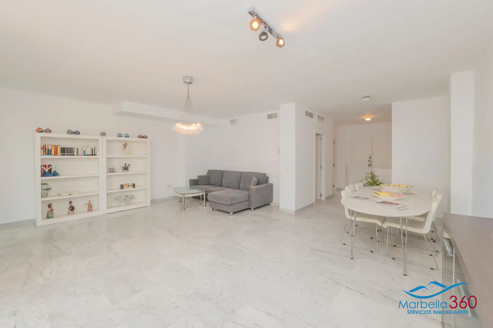 Sala d'estar de Casa adosada en venda en Marbella amb Aire condicionat, Jardí privat i Terrassa