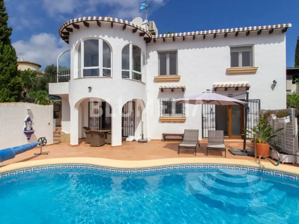 Vista exterior de Casa o xalet en venda en Dénia amb Aire condicionat, Jardí privat i Piscina