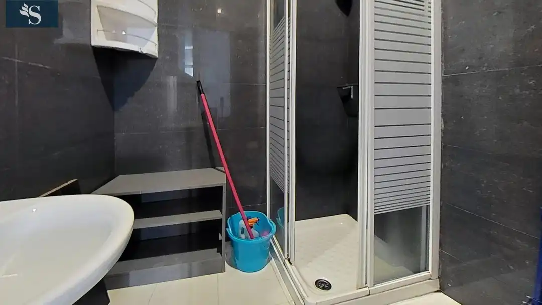 Baño de Apartamento de alquiler en Madrid con Balcón y Alarma