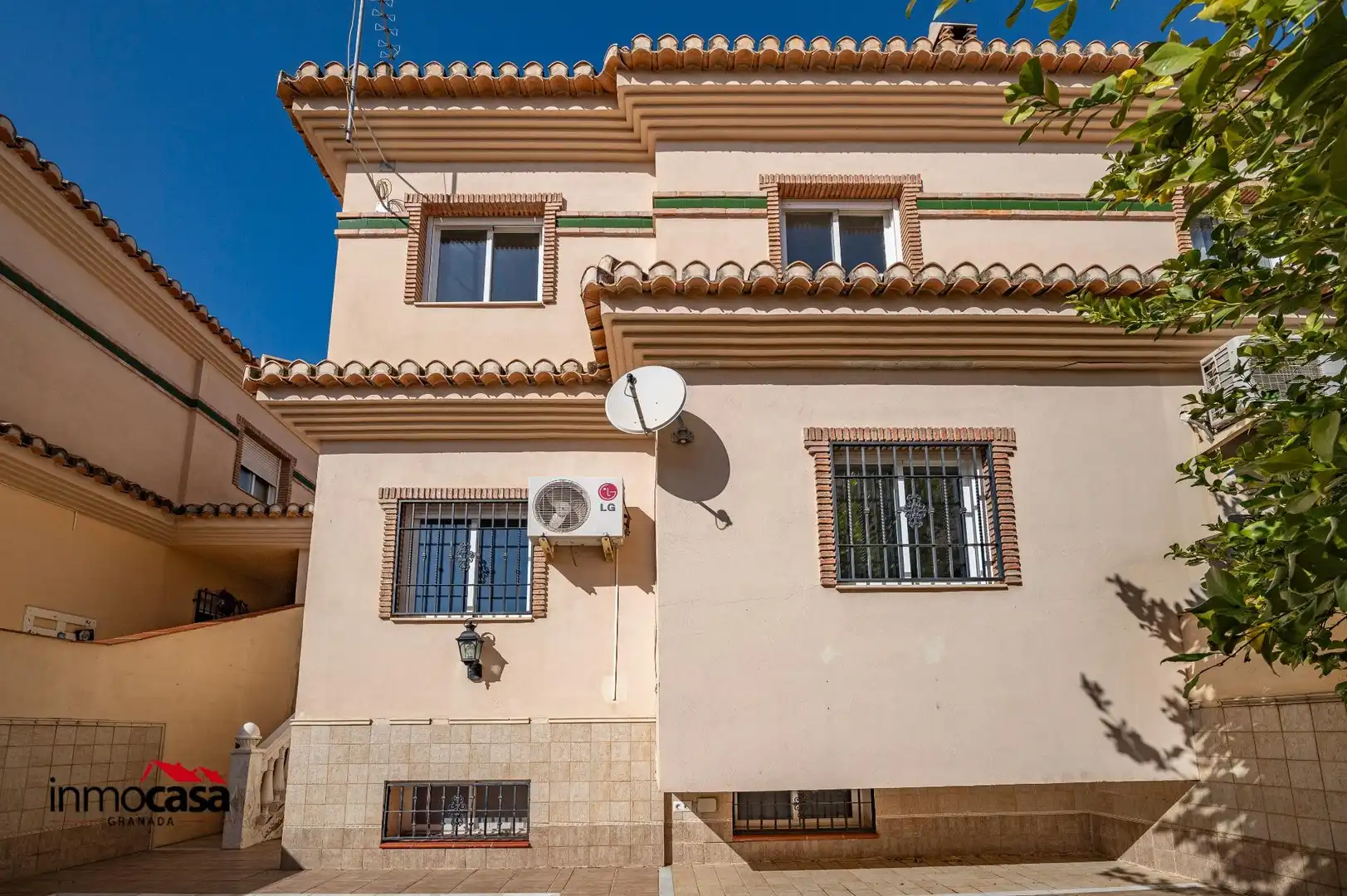 Vista exterior de Casa adosada en venta en Ogíjares con Calefacción, Amueblado y Balcón