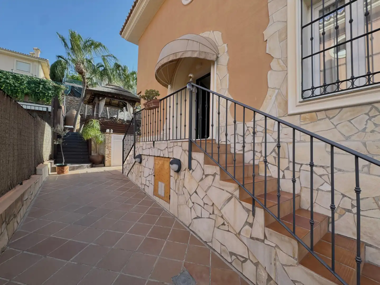 Casa adosada en venda en Alhaurín de la Torre amb Aire condicionat, Jardí privat i Parquet
