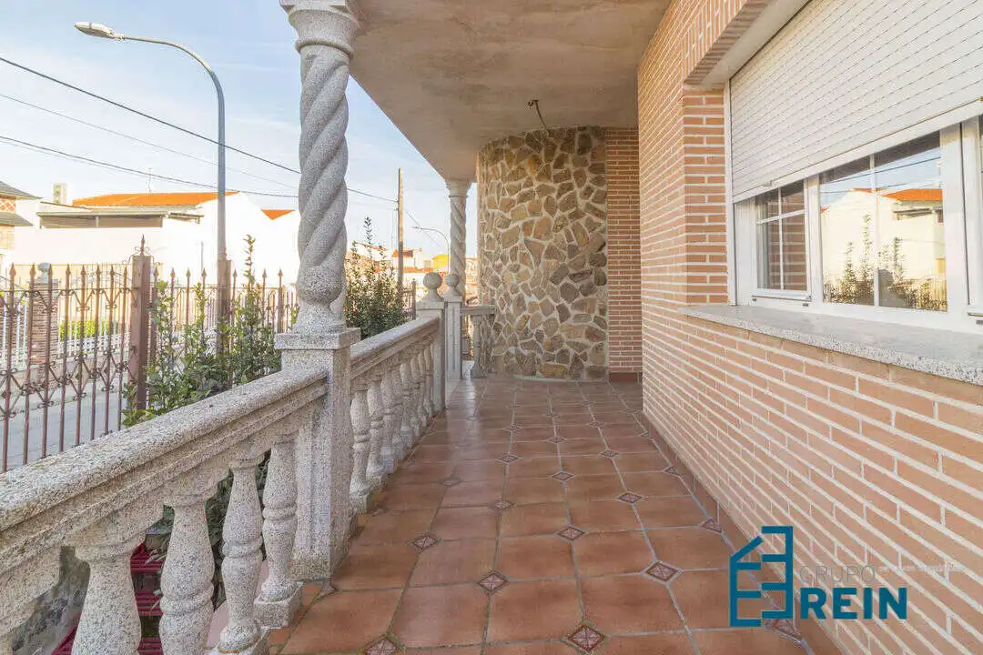 Chalet con jardín en venta en LARGO CABALLERO 1, imagen 3