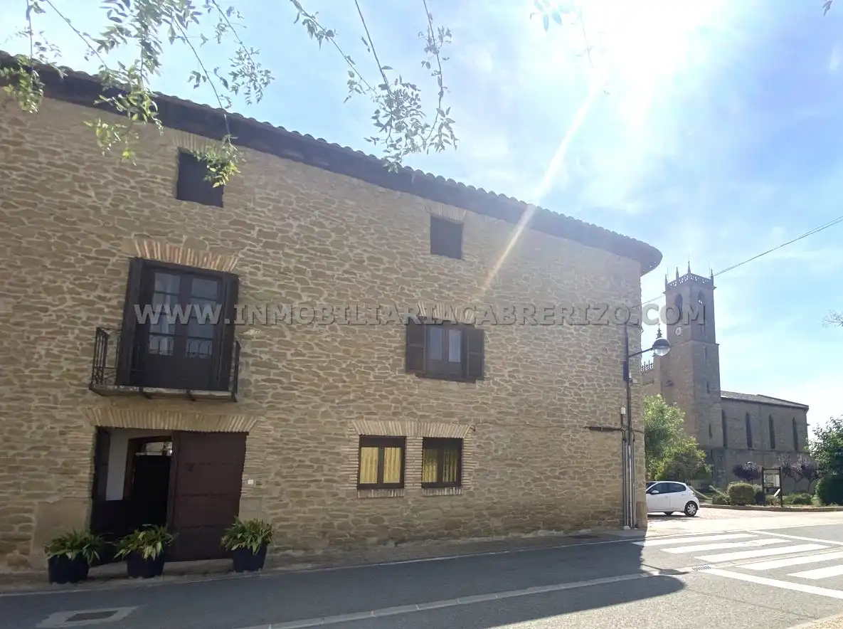 Vista exterior de Casa adosada en venda en Obanos amb Calefacció, Parquet i Terrassa
