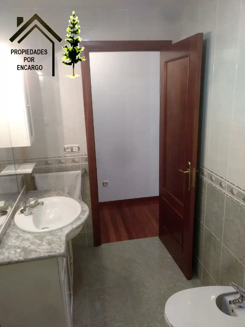 Baño de Piso en venta en Cangas  con Calefacción y Trastero
