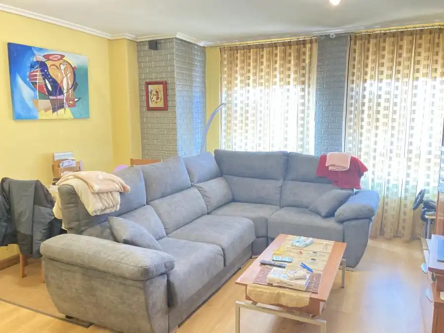 Sala de estar de Dúplex en venta en Villaquilambre con Calefacción, Trastero y Horno