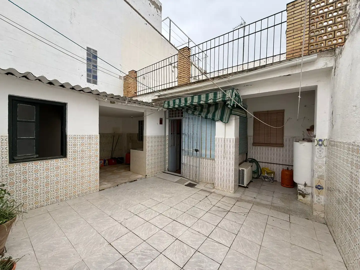 Vista exterior de Casa adosada en venta en Dos Hermanas con Aire acondicionado