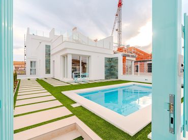 Chalet de obra nueva con piscina en venta en Calle 21