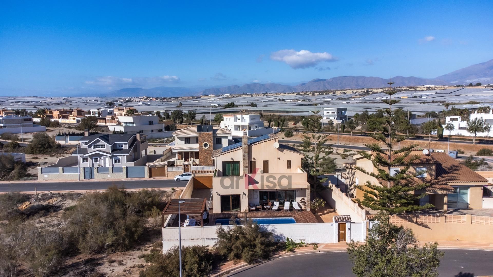 Vista exterior de Casa o xalet en venda en El Ejido amb Aire condicionat, Jardí privat i Terrassa