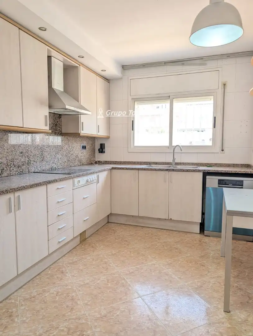 Cocina de Casa adosada en venta en El Vendrell con Aire acondicionado, Calefacción y Terraza