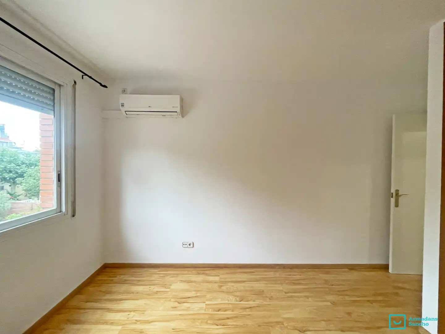 Study for rent in Barcelona  with Air Conditioner and Terrace