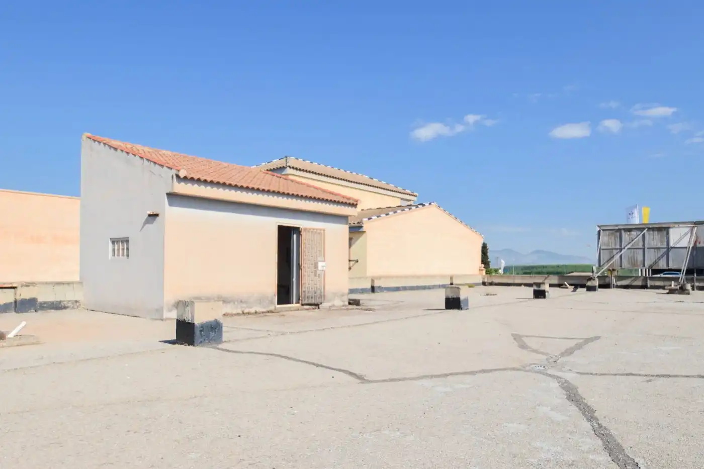Vista exterior de Local en venda en Santa Fe amb Terrassa