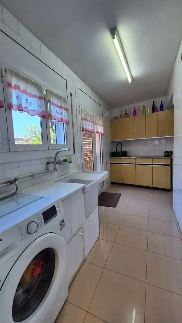 Cuina de Casa o xalet de lloguer en Castellar del Vallès amb Calefacció, Jardí privat i Alarma