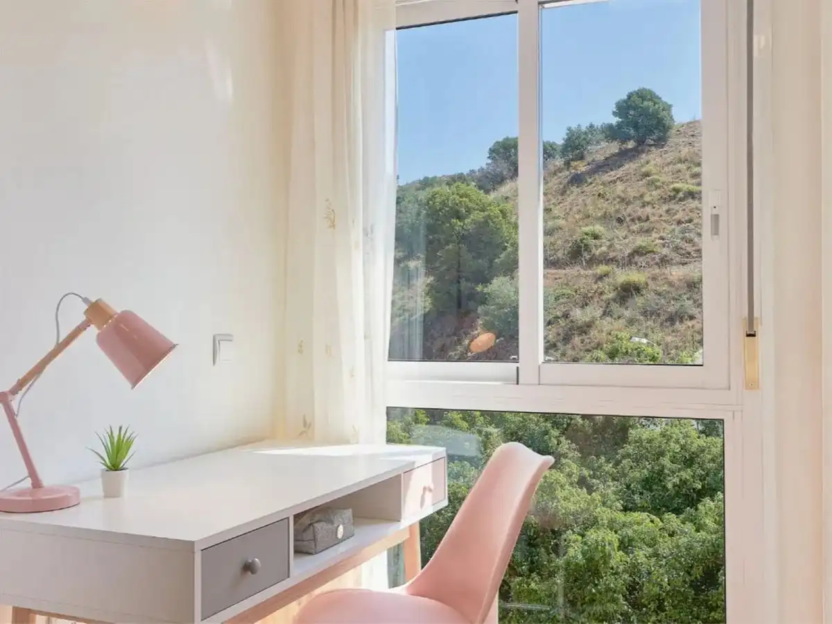 Schlafzimmer von Einfamilien-Reihenhaus zum Verkauf in Benalmádena mit Klimaanlage, Heizung und Privatgarten