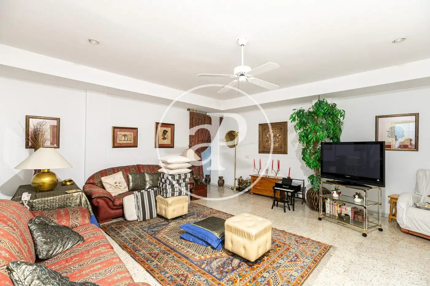 Wohnzimmer von Einfamilien-Reihenhaus zum Verkauf in Barcelona mit Klimaanlage, Heizung und Privatgarten