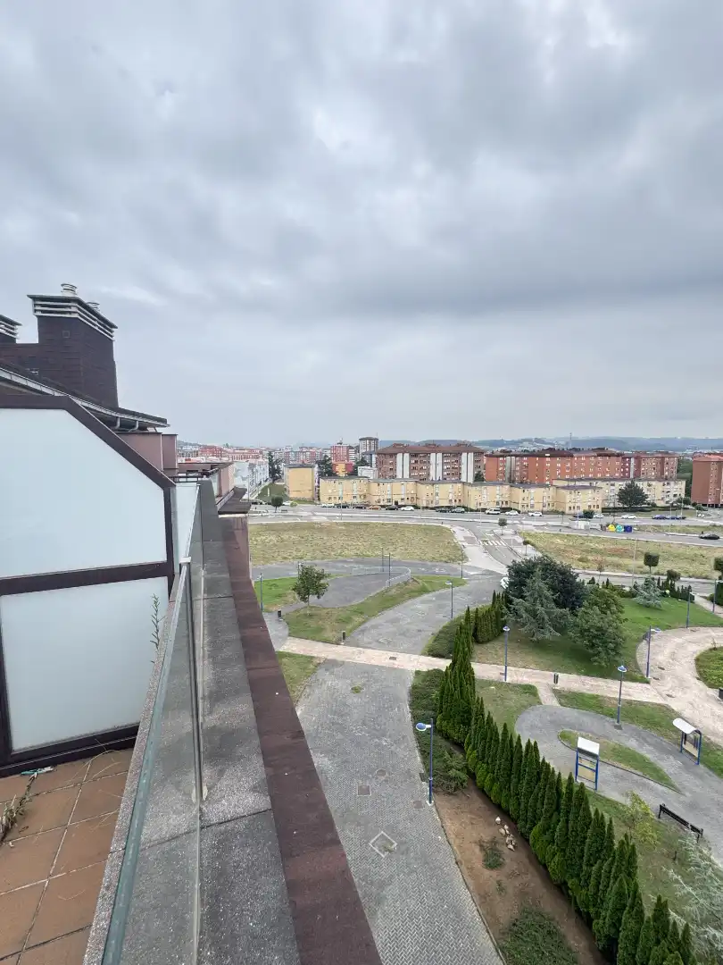 Vista exterior de Ático en venta en Avilés con Calefacción, Parquet y Terraza