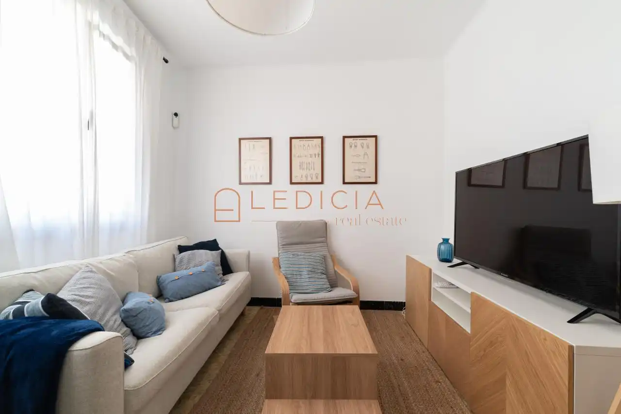 Sala d'estar de Casa o xalet en venda en Cangas  amb Calefacció, Jardí privat i Parquet