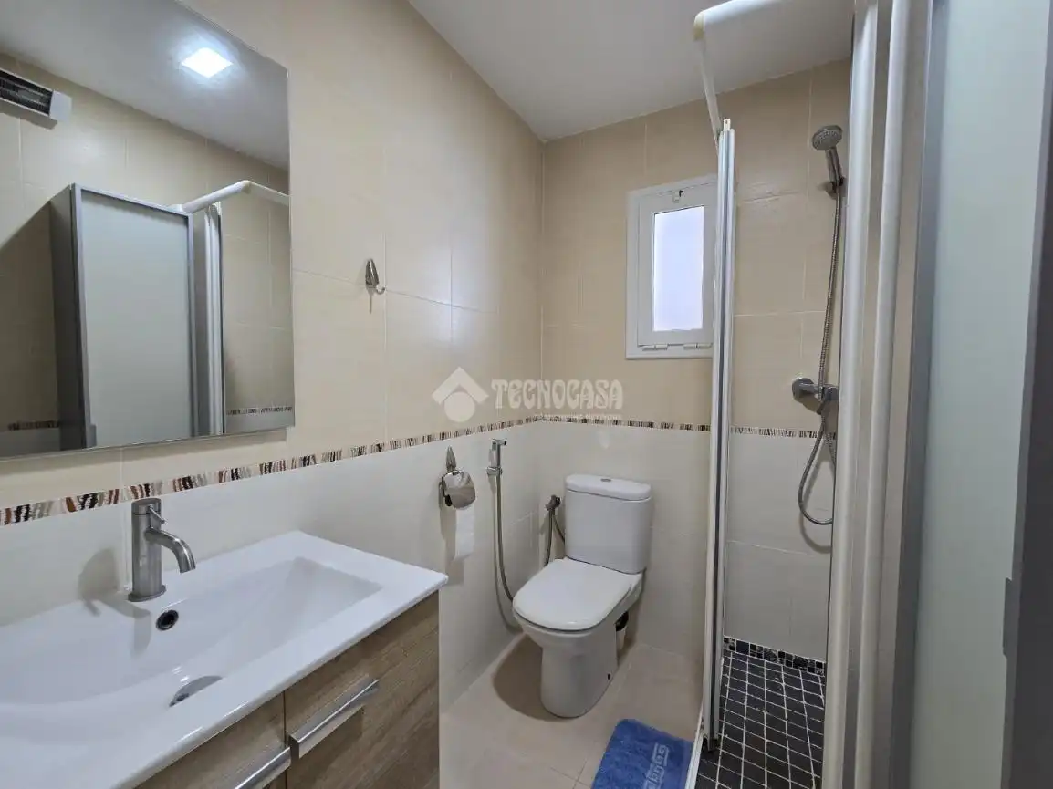 Bathroom of Flat for sale in Barcelona  with Air Conditioner and Balcony