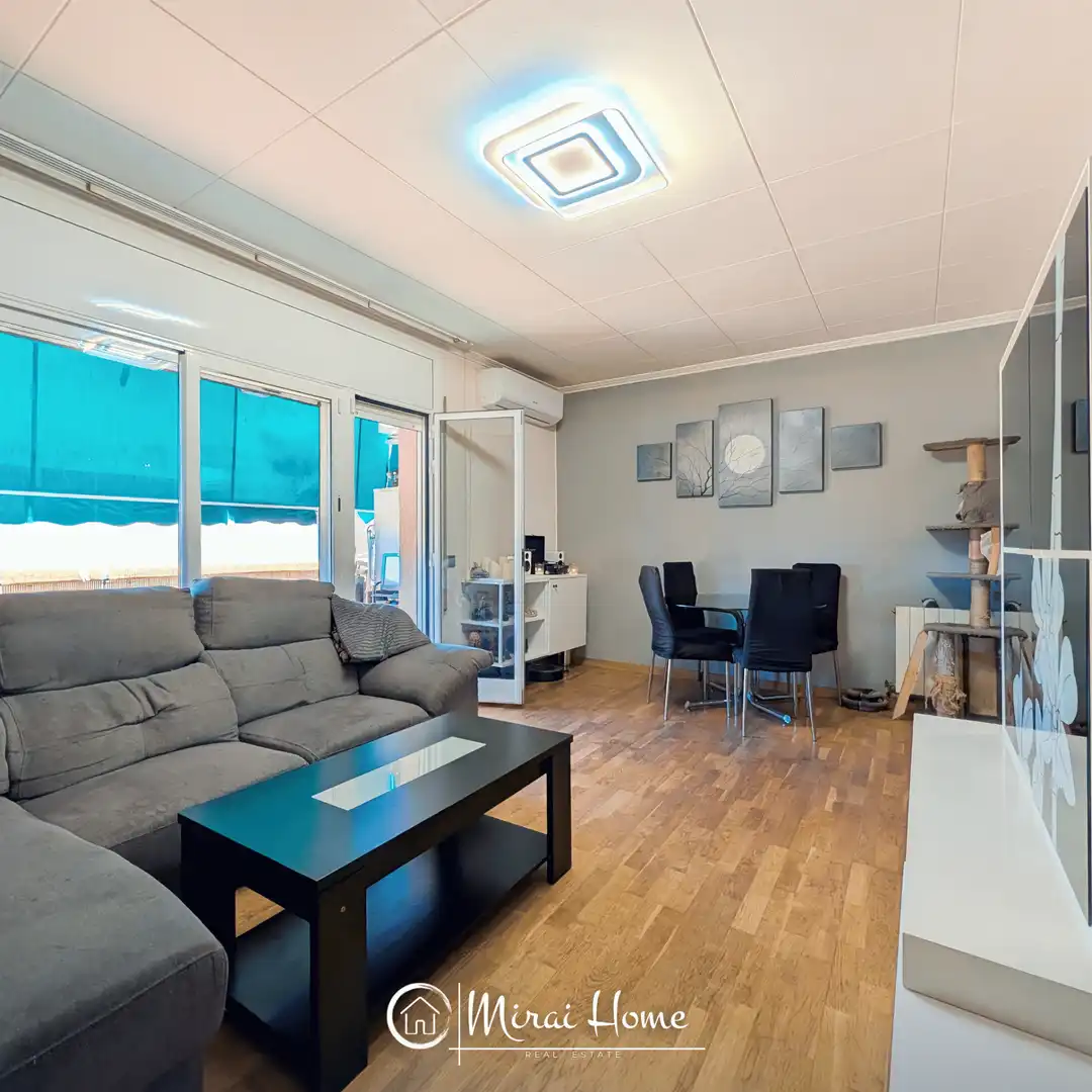 Sala de estar de Piso en venta en Santa Perpètua de Mogoda con Aire acondicionado y Balcón
