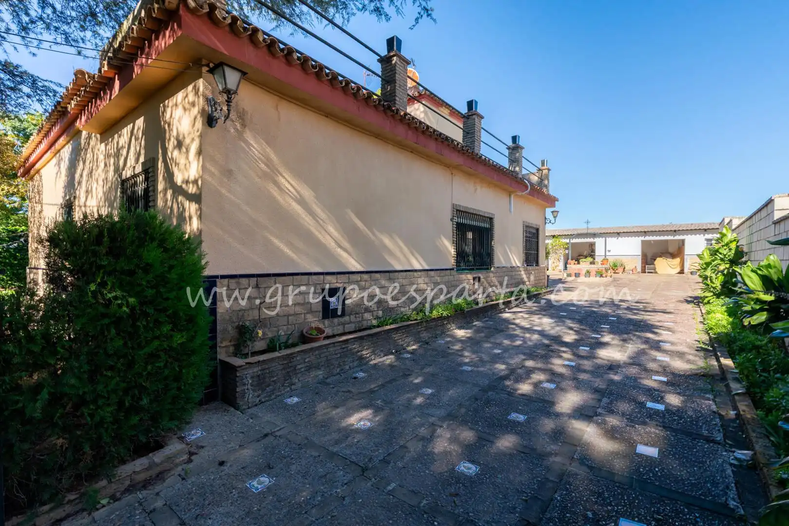 Vista exterior de Casa o xalet en venda en Espartinas amb Aire condicionat, Jardí privat i Terrassa