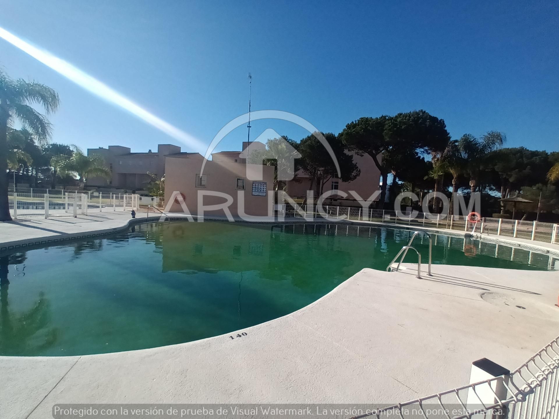 Piscina de Apartament en venda en Chiclana de la Frontera amb Aire condicionat, Calefacció i Jardí privat