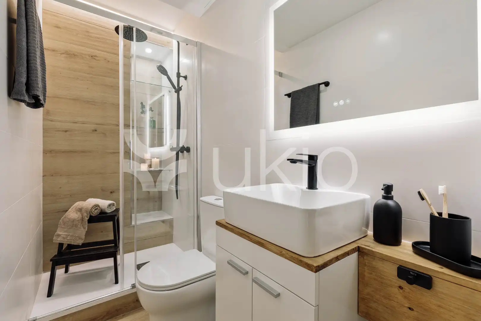 Bany de Apartament de lloguer en Barcelona amb Aire condicionat, Calefacció i Moblat