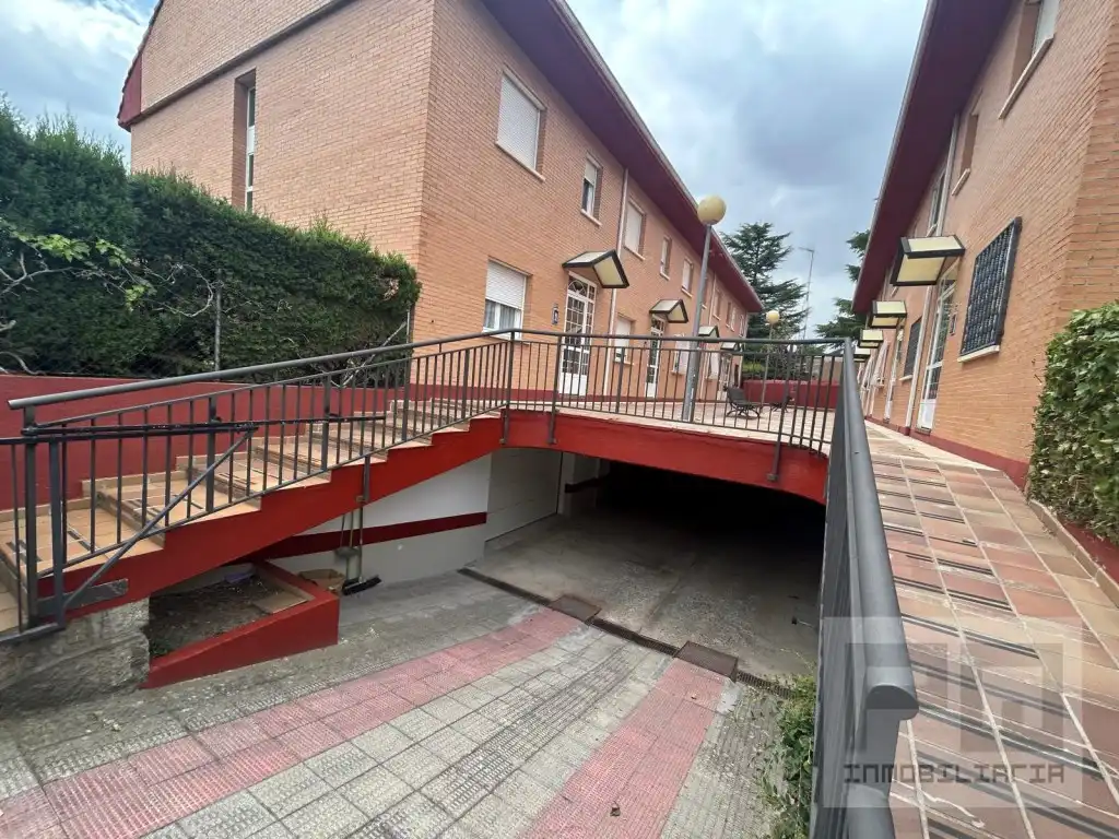 Parking of Houses for rent in Las Navas del Marqués 