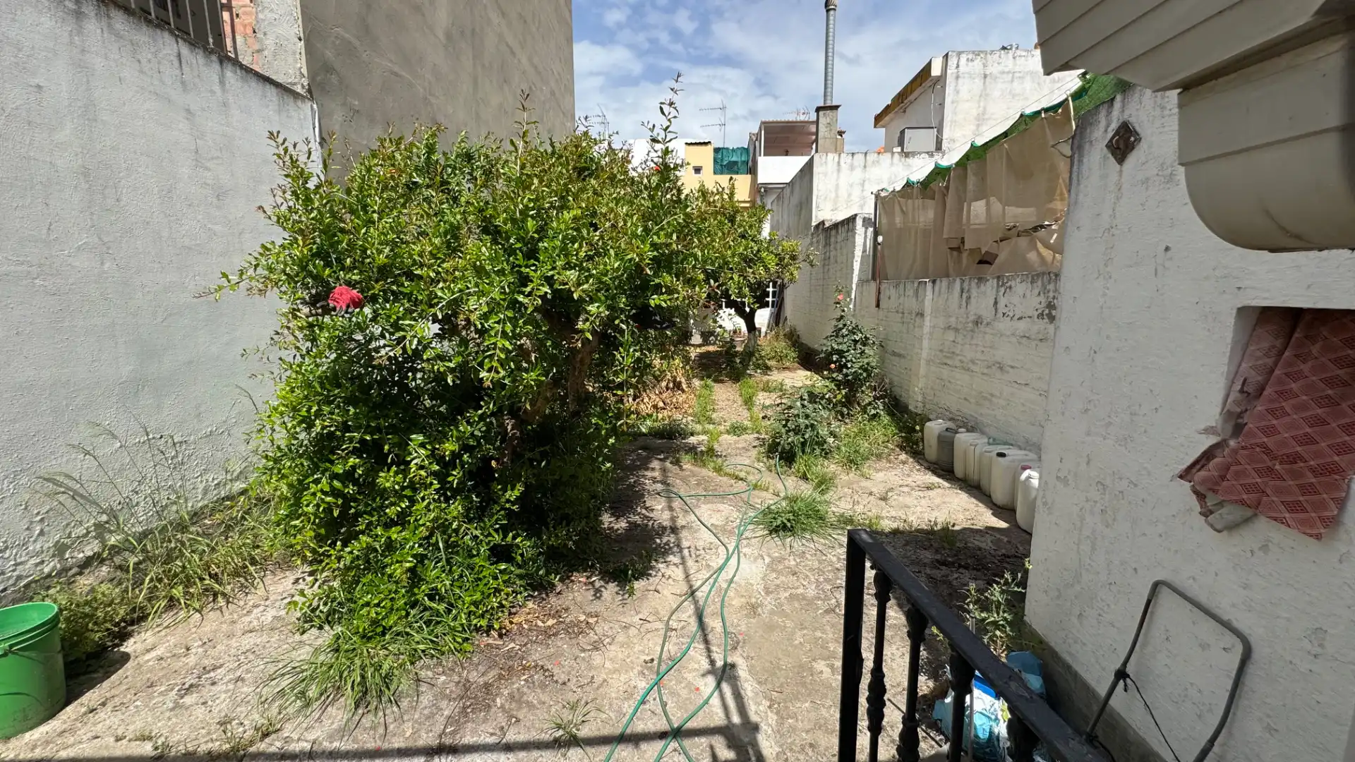 Houses for sale in Brenes  with Air Conditioner, Private garden and Furnished