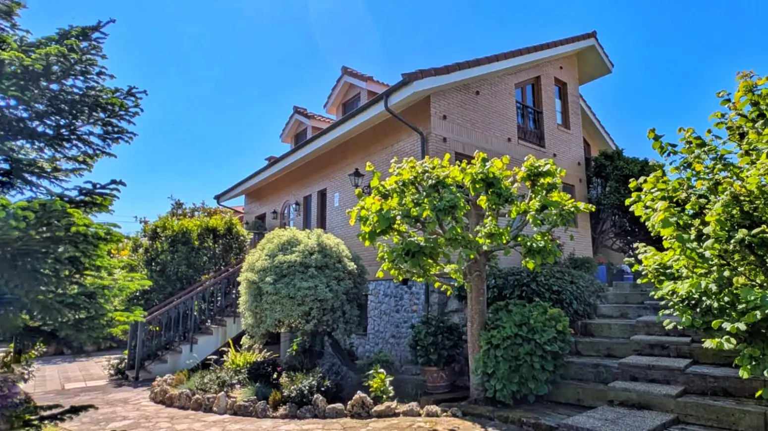 Vista exterior de Casa o chalet en venta en Alfoz de Lloredo con Calefacción, Terraza y Balcón