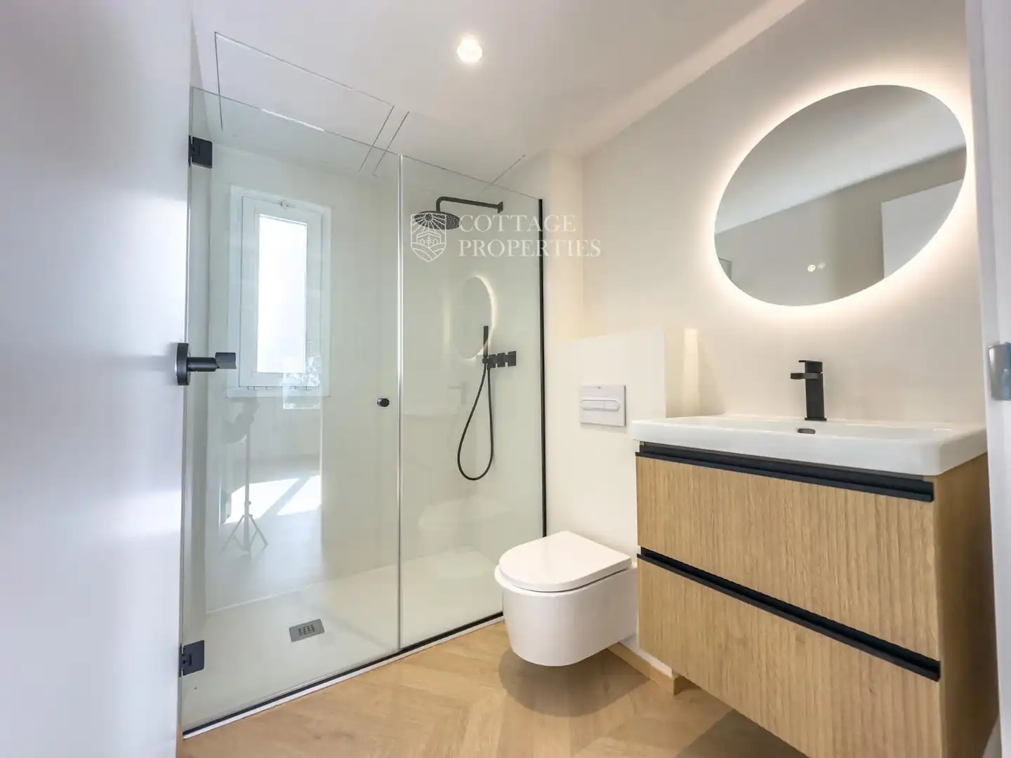 Bathroom of Houses for sale in Banyoles  with Air Conditioner, Swimming Pool and Alarm