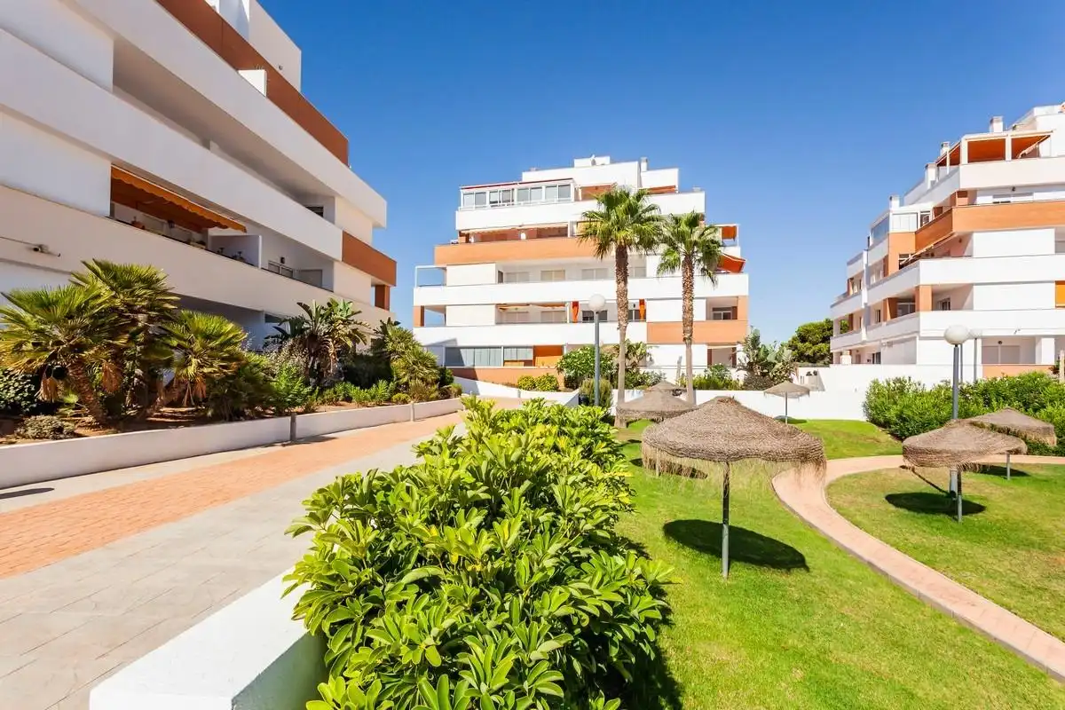 Vista exterior de Àtic en venda en Roquetas de Mar amb Aire condicionat, Jardí privat i Terrassa
